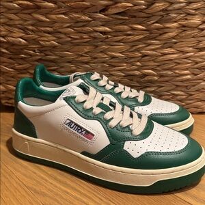Autry Medalist Sneakers 39
New without tags 
Never worn
Does not include box